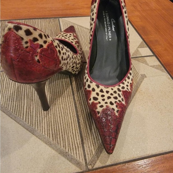 RARE FIND Vintage
Donald J Pliner Couture Gator Calf Hair Heels - Picture 6 of 6